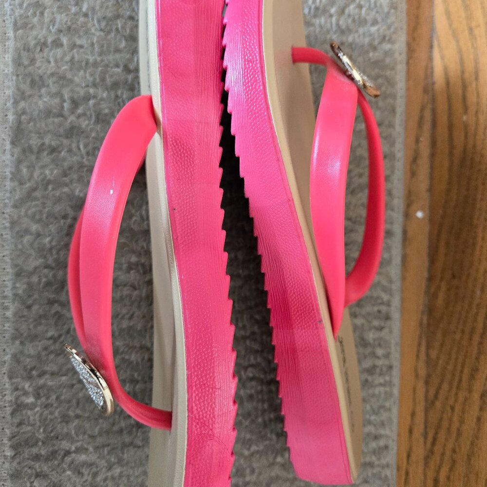 Ashley Blue size 7 pink flip flops